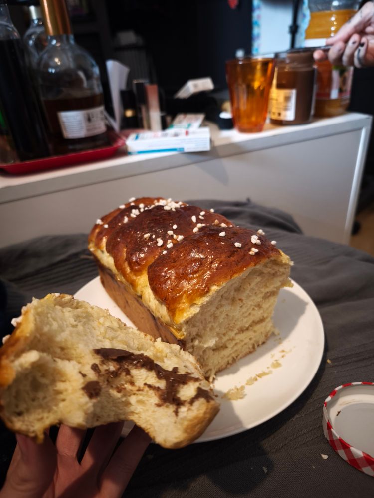 Brioche en train d'être mangée 