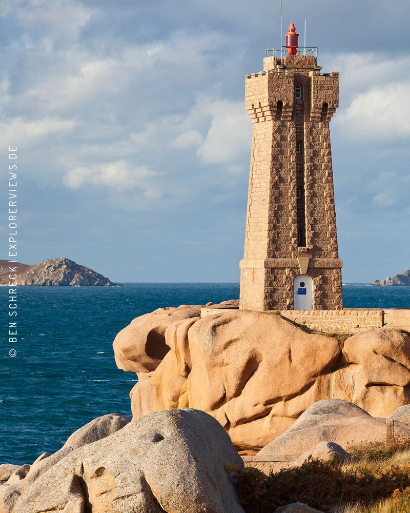 Leuchtturm an der Küste mit blick aufs Meer