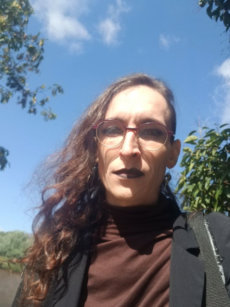 Selfie à l'extérieur sous un ciel bleu et ensoleillé. 