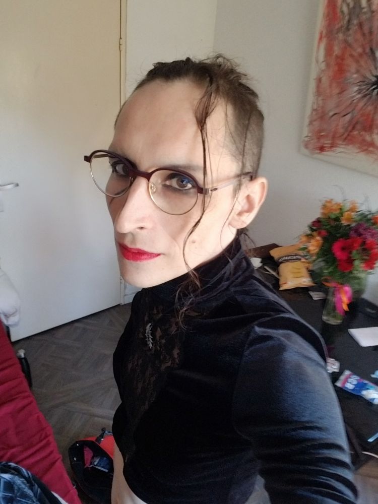 Selfie avec fard à paupières autour de l'oeil gauche et rouge à lèvres rose/rouge 