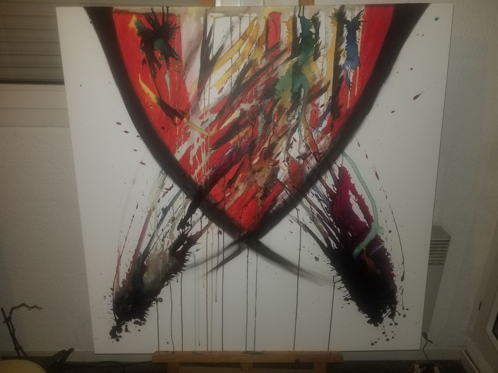 Peinture abstraite, haut central en vague forme de triangle aux contours noirs, intérieur multicolore sur fond rouge ou blanc. 
Deux formes griffues en bas à gauche et droite, coulures au centre. 