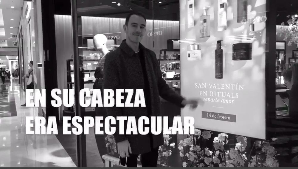 Pringado en la puerta de un rituals. Encima hay un texto que dice “en su cabeza era espectacular”