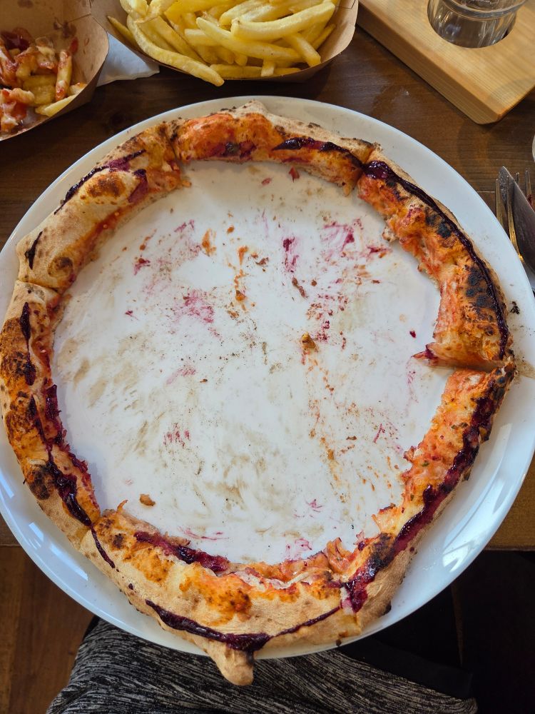 Pizza Ring. Ausgehöhlte Pizza, der Inhalt wurde gegessen. Es ist nur noch Rand über 