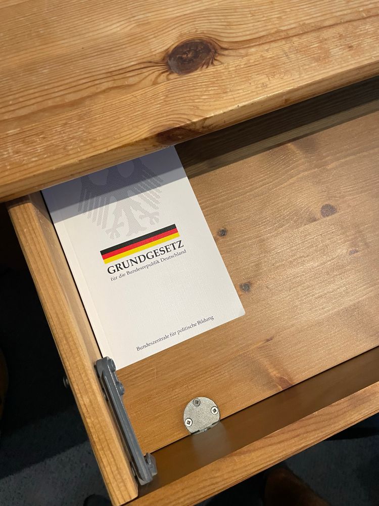 Ausgabe des deutschen Grundgesetzes in einer Schublade in einem Hotelzimmer 