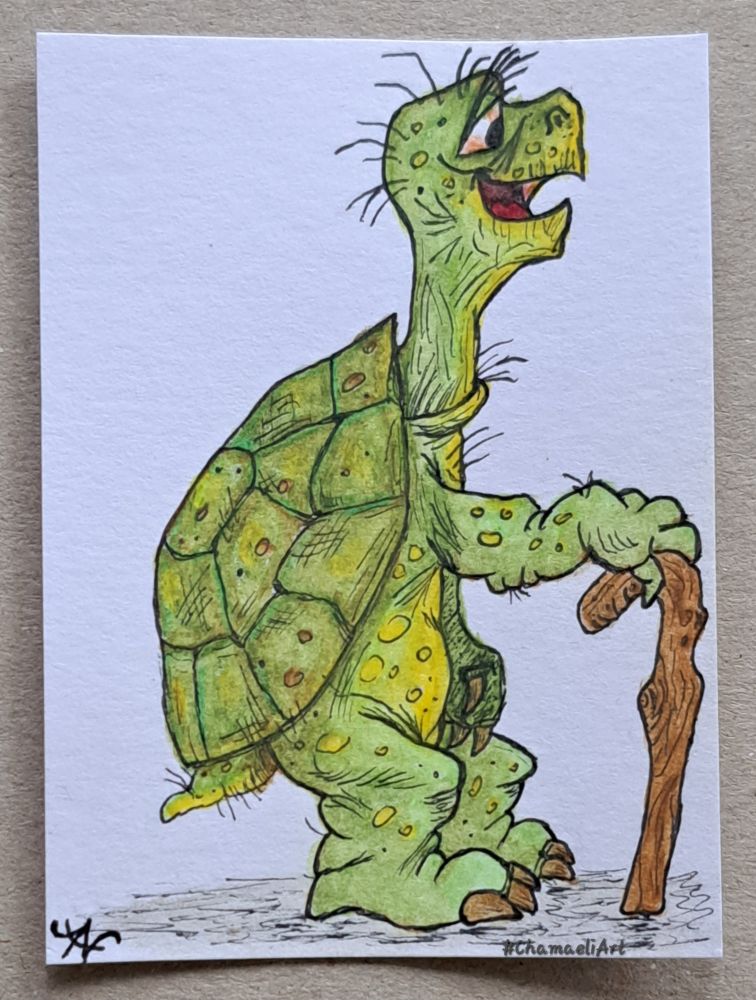 Mit schwarzem Pigmentliner (Tinte) und Aquarellbuntstiften im Hochformat, in ATC-Größe, im Comicstyle gezeichnet: Eine sehr alte, grüne Landschildkröte mit gelbem Bauch steht leicht gebückt auf den Hinterbeinen und hat einen hölzernen Gehstock in einer Hand. Sie ist von der Seite zu sehen, mit Blick nach rechts. Ihr Mund ist zu einem Lächeln leicht geöffnet. Die alte Schildkröte hat am Körper viele Flecken, Warzen und einige Haare. Ihr Panzer hat einige Flecken und Scharten. Künstlerinmonogram unten links. 