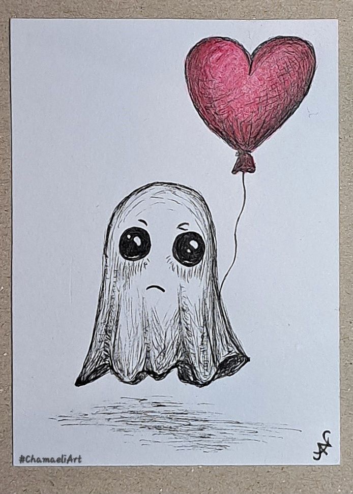 Mit schwarzem Pigmentliner (Tinte) und Polycromos Buntstift im Hochformat, in ATC-Größe gezeichnet: Ein kleiner, traurig blickender, Geist mit großen Augen schwebt in der Bildmitte. Rechts oben schwebt ein carminroter, herzförmiger Luftballon, den der Geist zu halten scheint. Künstlerinmonogram unten rechts. 