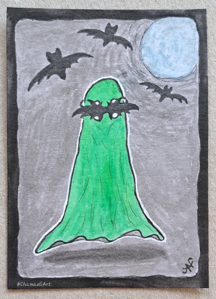 Mit schwarzer und farbiger Tinte sowie Aquarellfarben und weißem Gelroller gezeichnet: Der grüne Geist Caspameli trägt eine coole schwarze Brille, deren Gläser wie Fledermausflügel gestaltet sind. Im Hintergrund ein Vollmond und drei fliegende Fledermäuse als dunkle Silhouette. Das Bild hat einen schwarzen Rahmen. Künstlerinmonogram unten rechts. 