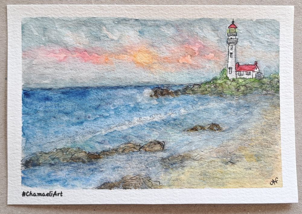 Mit schwarzem Pigmentliner und Aquarellfarben im Querformat in Postkartengröße gemalt: In der Ferne am Horizont links sieht man auf einer Klippe einen weißen Leuchtturm mit Nebengebäude, beide mit rotem Dach. Davor Strand und welliges Meer, im flachen Wasser einige Steine. Darüber graublau bewölkter Himmel mit einem rosa-orangefarbenen Streifen in der Mitte von der auf- oder untergehenden Sonne. Das Bild hat einen weißen Rand. Künstlerinmonogram unten rechts. 
