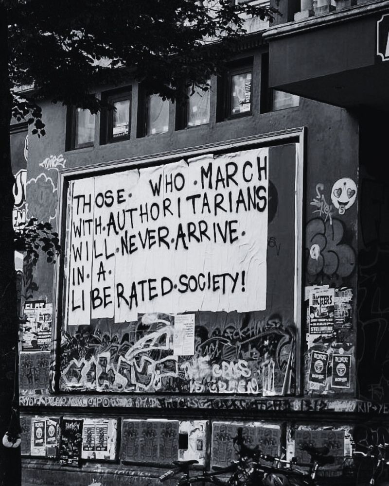 Plakatwand an der Roten Flora: "Those who march with authoritarians will never arrive in a liberated society"