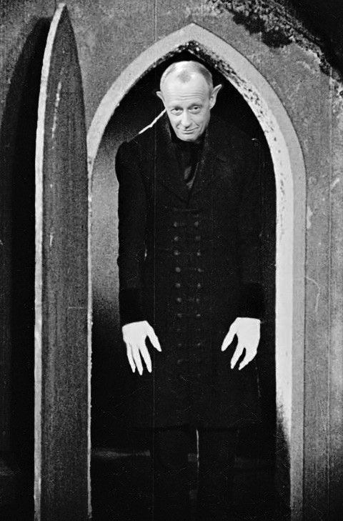 Alter, weißer, räudiger Mann: Nosferatu-Merz steht in der Tür. Besonders an Halloween aufpassen. Ach nee, immer.