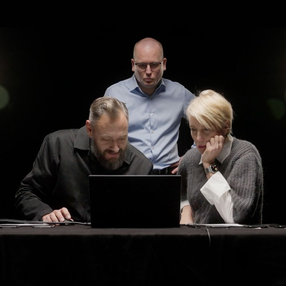 Olof Lundh, Karl Emil Nikka och Jenny Strömstedt är samlade runt en dator. 