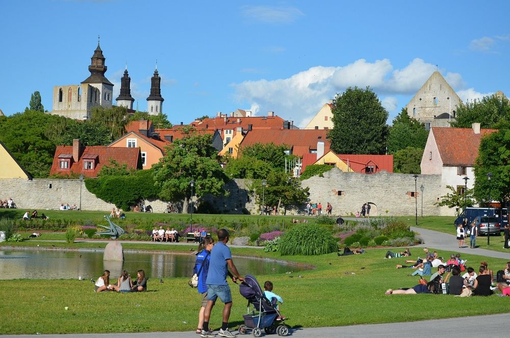 Sommardag i Almedalen. Foto: Bill Mattsson (via Pixabay).
