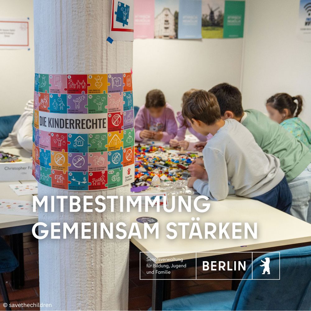 Kinder spielen mit Lego