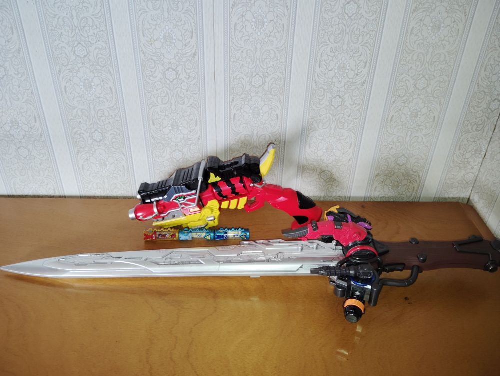 獣電戦隊キョウリュウジャー(2013年)
変身銃 ガブティボルバー Memoria Edition (王様戦隊キングオージャー VS キョウリュウジャー より)

王様戦隊キングオージャー(2023年)
変身武器 オージャカリバー Memoria Edition