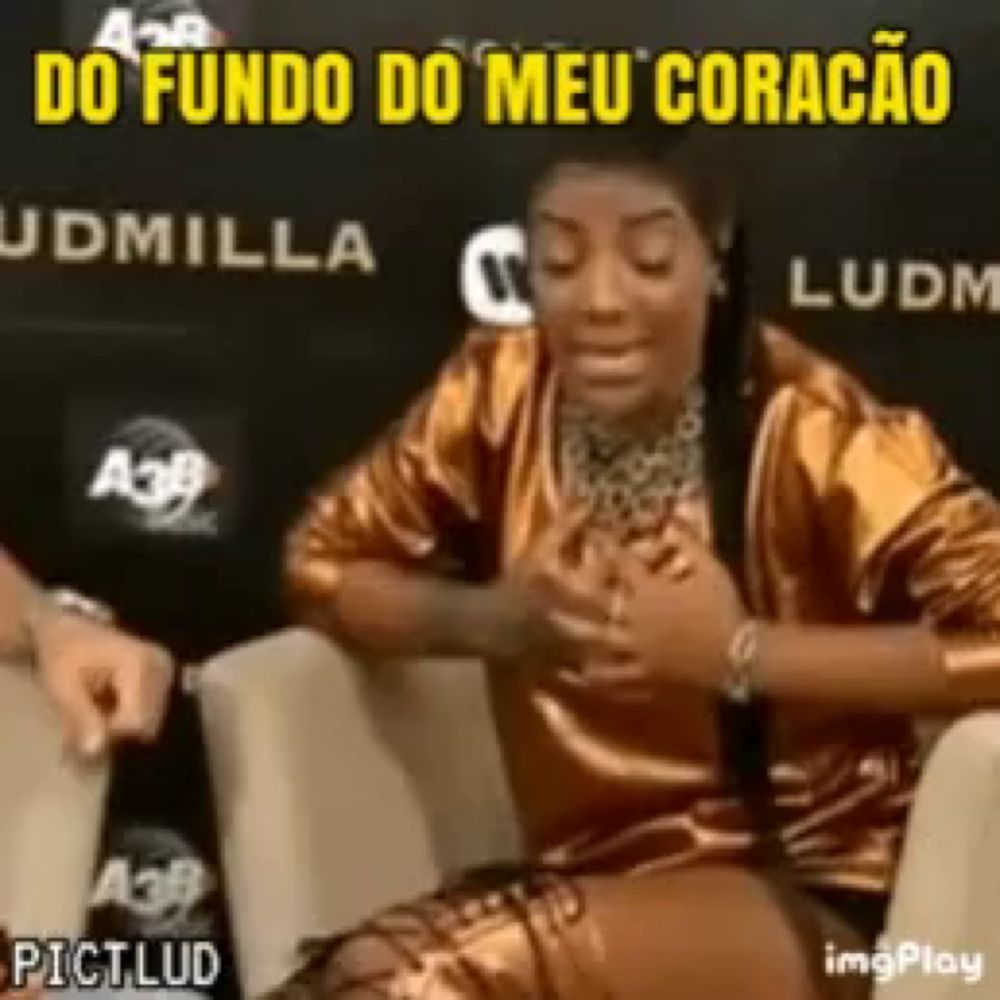 a woman is sitting in a chair with her hands on her chest and the words do fundo do meu coracao above her