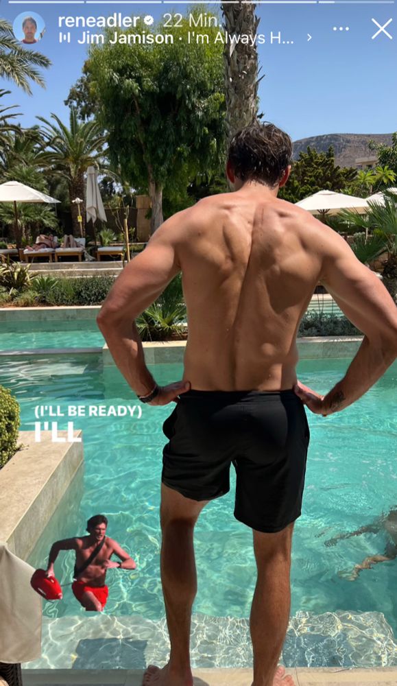 Rene Adler Rückenansicht vor dem Pool stehend via Instagram René Adler 