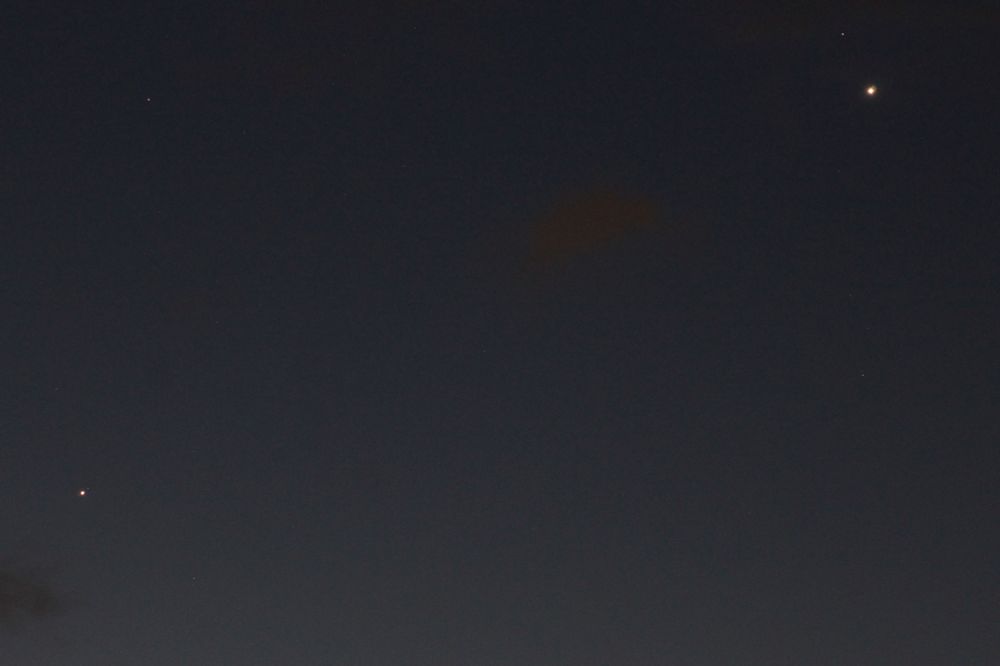 Planet Venus dot at top right corner. Planet Jupiter dot at bottom left corner. Three moon dots around. 