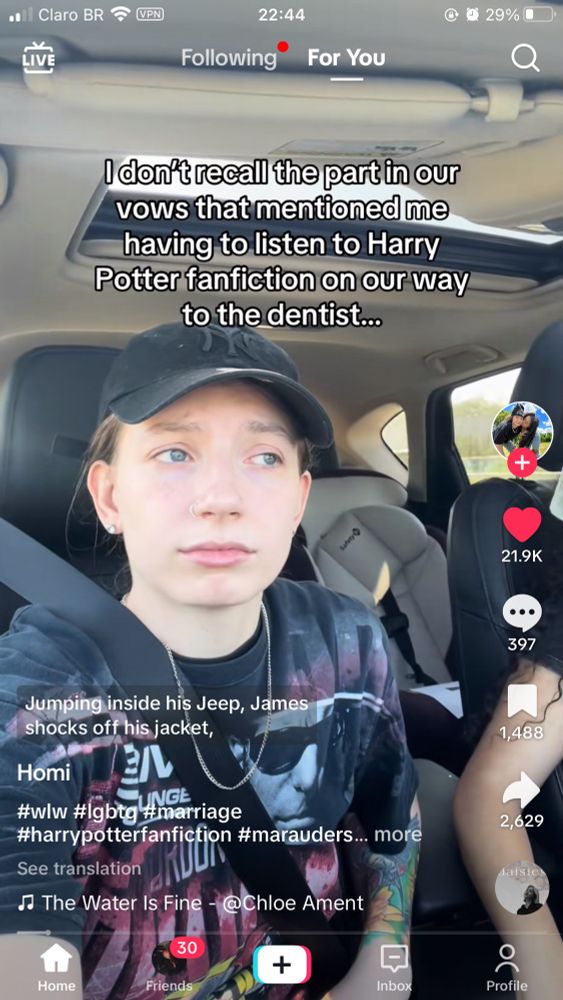 “Eu não me lembro da parte dos nossos votos de casamento que mencionavam ter que ouvir fanfic de Harry Potter no caminho ao dentista…”