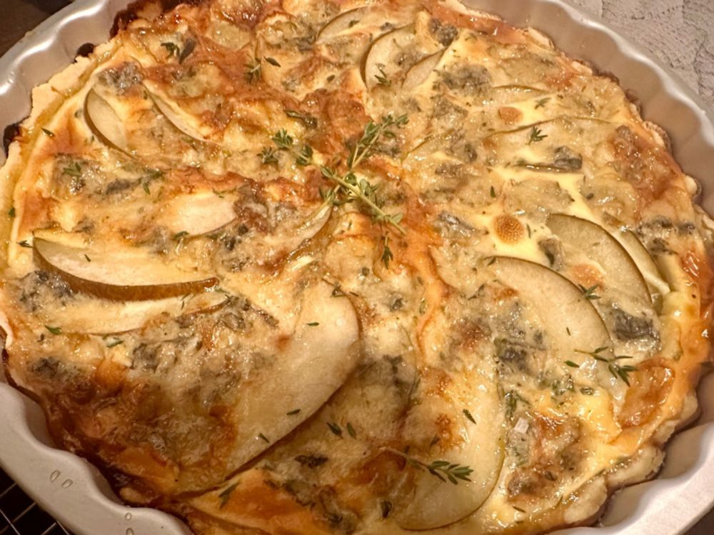 Birnen-Gorgonzola-Quiche mit Thymian und Honig-Drizzle