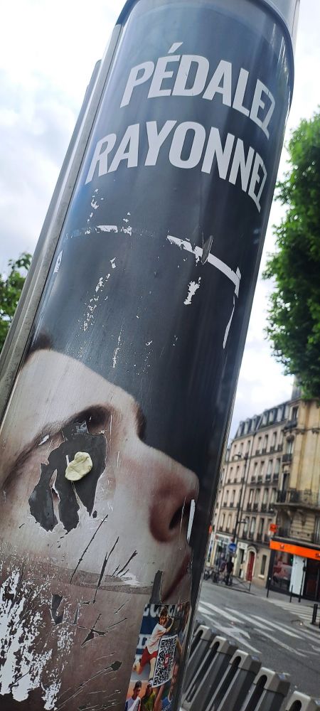 #StreetPoetry
Personal pic, taken in Paris, june 15th, 2025.

#streetphotography #parisphoto #photoderue