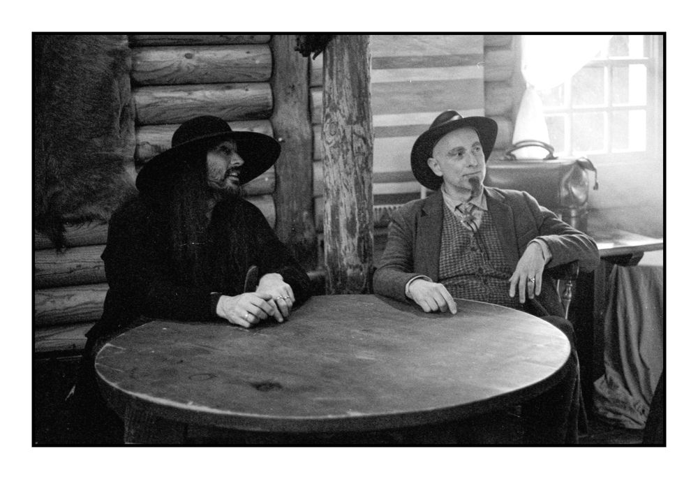 Entre deux prises avec Manard Ultravomit, sur le tournage du clip de Ultra Vomit "Ricard Peinard", réalisé par Julien Josselin.

-
Photo argentique et tirage : @audeboutillon.bsky.social