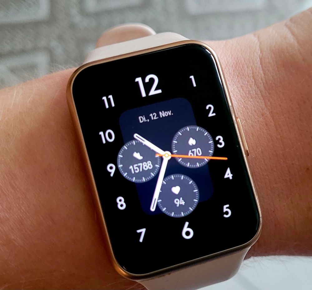 Foto meiner Fitnessuhr von heute früh. Die Schrittzahl liegt um 10.35 Uhr bei 15788.