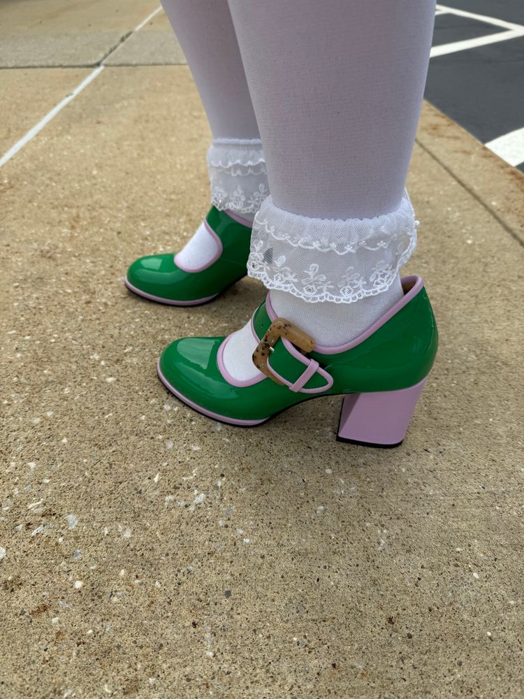 The same, but from the side, you can now see the belt buckle and the lavender heels of the shoes