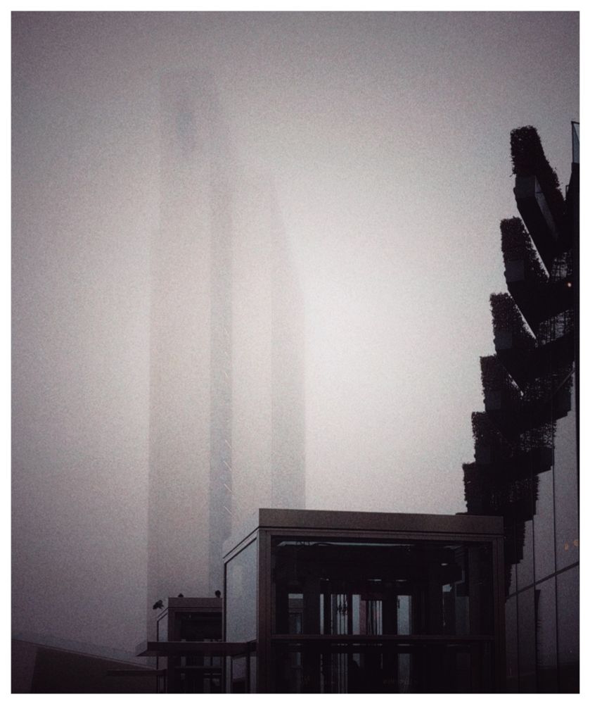 Hochhaus und andere Architektur im starken Nebel 