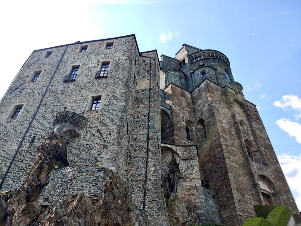 바위를 감싸고 지어진 거대한 석재 건축물을 바로 아래에서 올려다 본 풍경