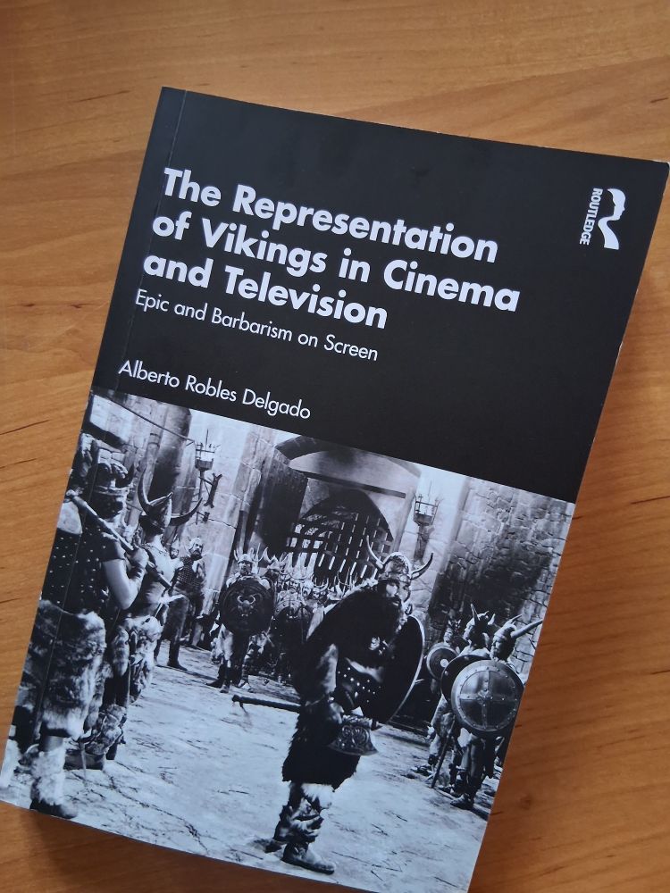 Livre The Representation of Vikings in Cinema and Television: Epic and Barbarism on Screen, d'Alberto Robles Delgado, éditions Routledge. L'image de couverture, en noir et blanc, représente dans vikings portant des casques à cornes, dans une cour de château.