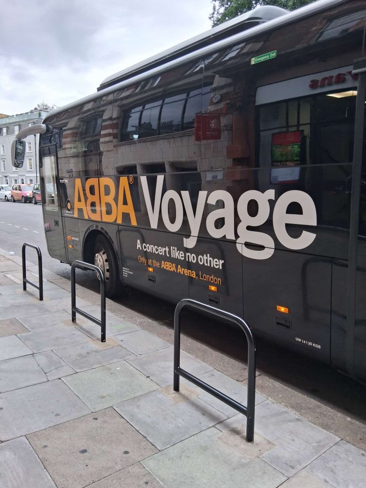 Schwarzer Bus mit der Aufschrift ABBA Voyage