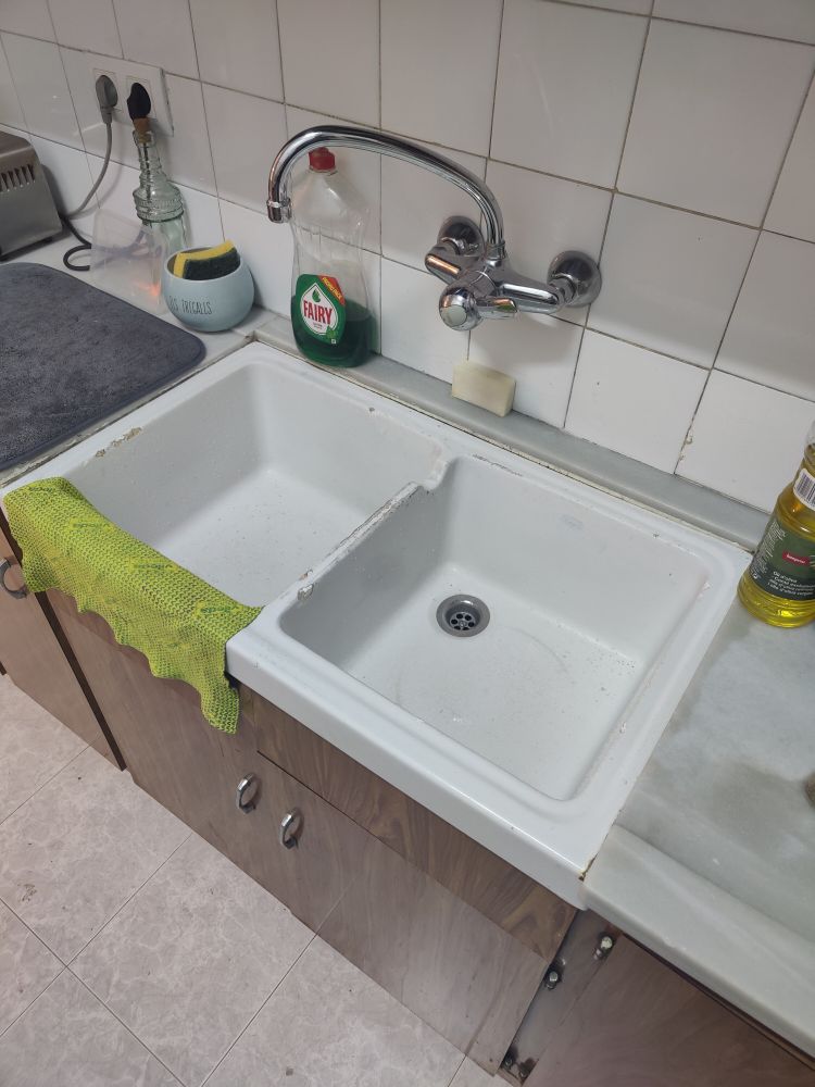 Foto de los fregaderos, en la que se puede apreciar, por un lado, la baja altura del mueble de la cocina, y por otro la inmensa capacidad de ambos fregaderos.