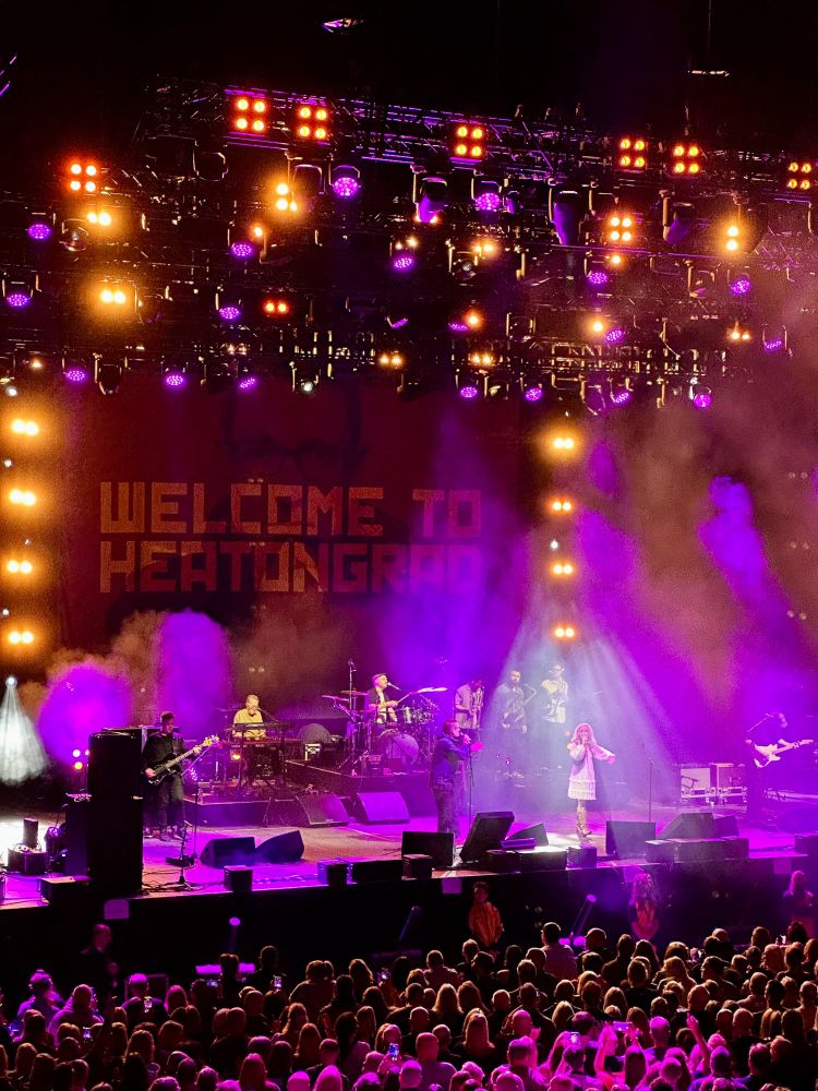 Paul Heaton and Rianne Downey on stage.