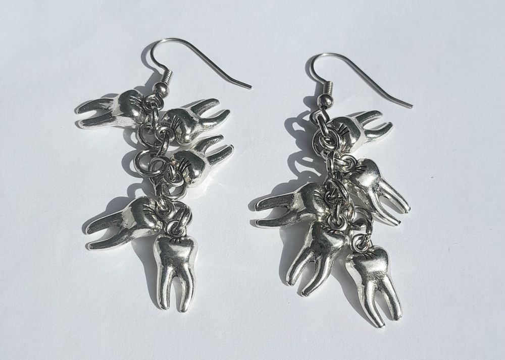 Silver hook earrings with 5 metal teeth in a casade.