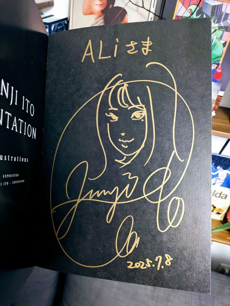 Dédicace en lettres d'or de Junji Ito avec en prime un croquis de Tomie, le tout dans son nouvel artbook paru chez Mangetsu 