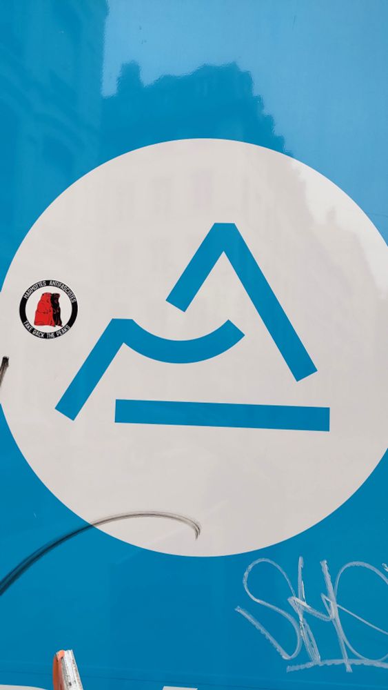 Sur un panneau de la région Auvergne Rhône-Alpes comme Wauquiez aime en mettre partout, un sticker "Marmottes antifascistes" avec une marmotte rouge, une marmotte noire.