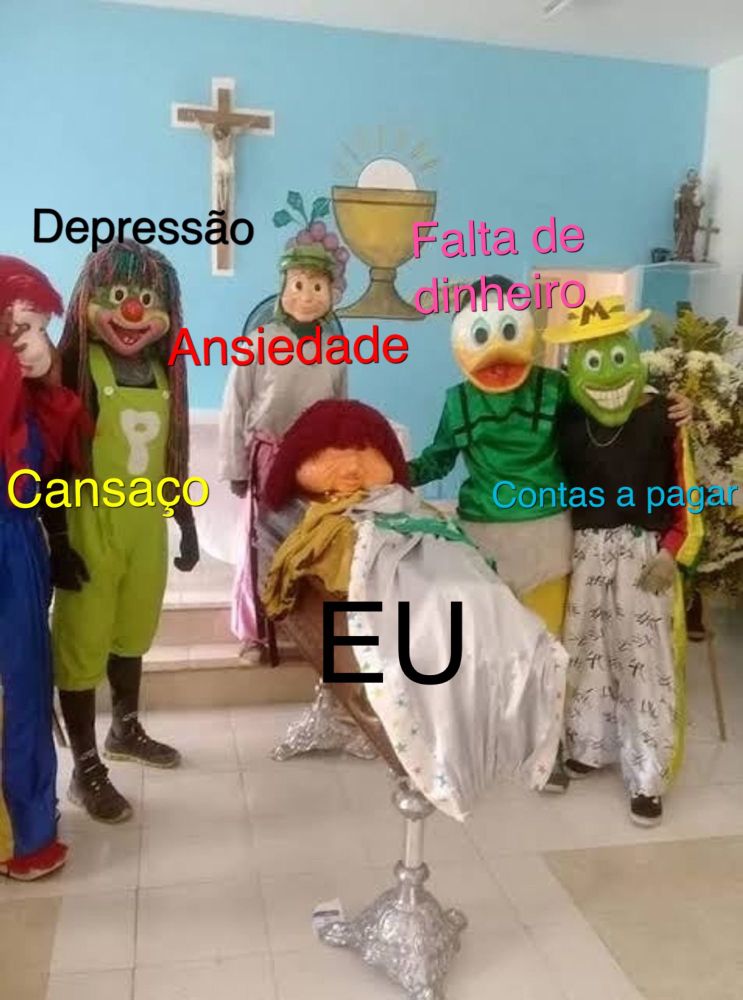 Fofão da carreta furacão deitado no caixão com a legenda EU e em volta dele outros personagens icônicos da carreta furacão cada um com as legendas cansaço depressao ansiedade falta de dinheiro conta a pagar