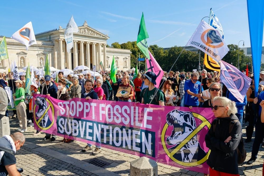 Banner am Königsplatz stoppt fossile Subventionen