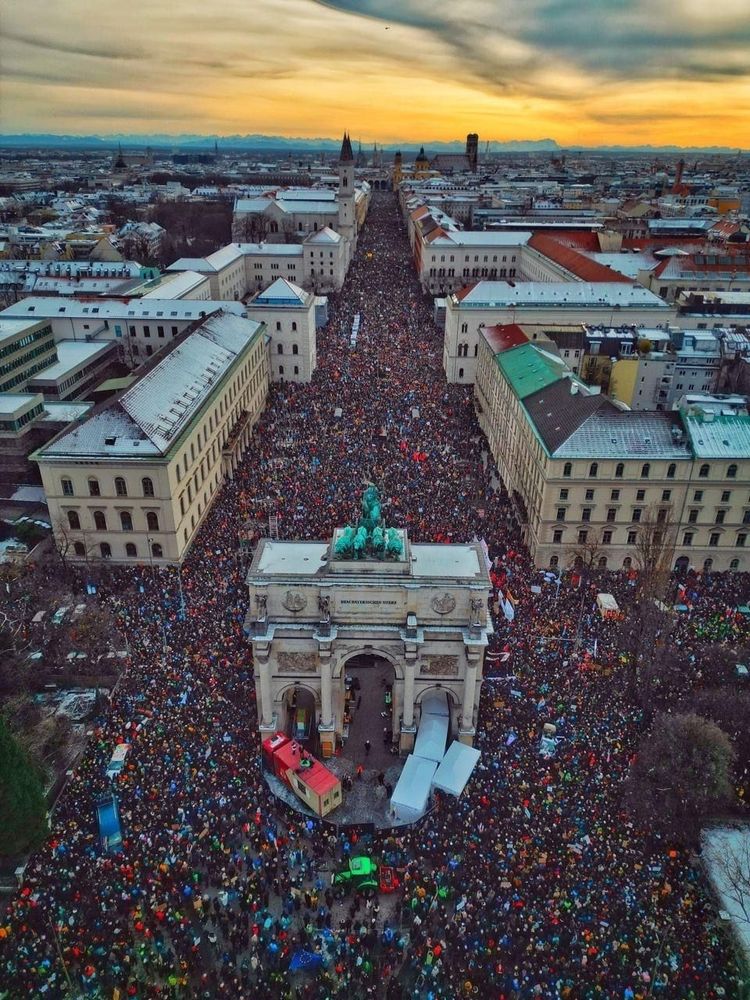 Demo gemeinsam gegen Rechts in München am 21.1.2024. Blick auf das Siegestor Richtung Odeonsplatz / Marienplatz.
