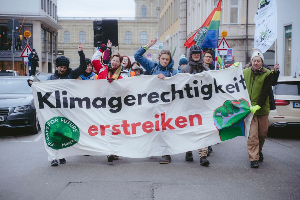 Klimastreik in München mit Banner: Klimagerechtigkeit erstreiken!