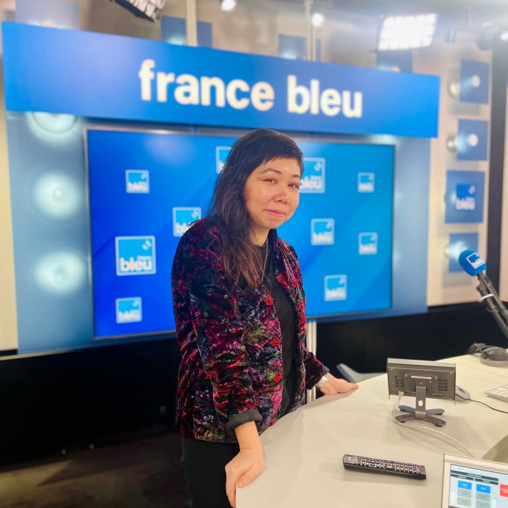 Daphné Swân debout dans le studio aux couleurs de France Bleu