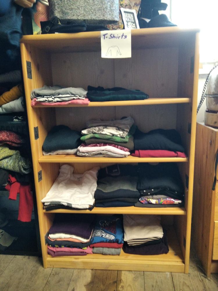 Regal mit Langarm-Shirts