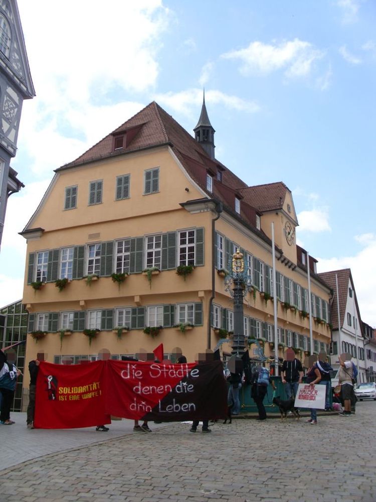 Schwarz-rotes Transparent mit der Aufschrift "Die Städte denen, die drin leben"