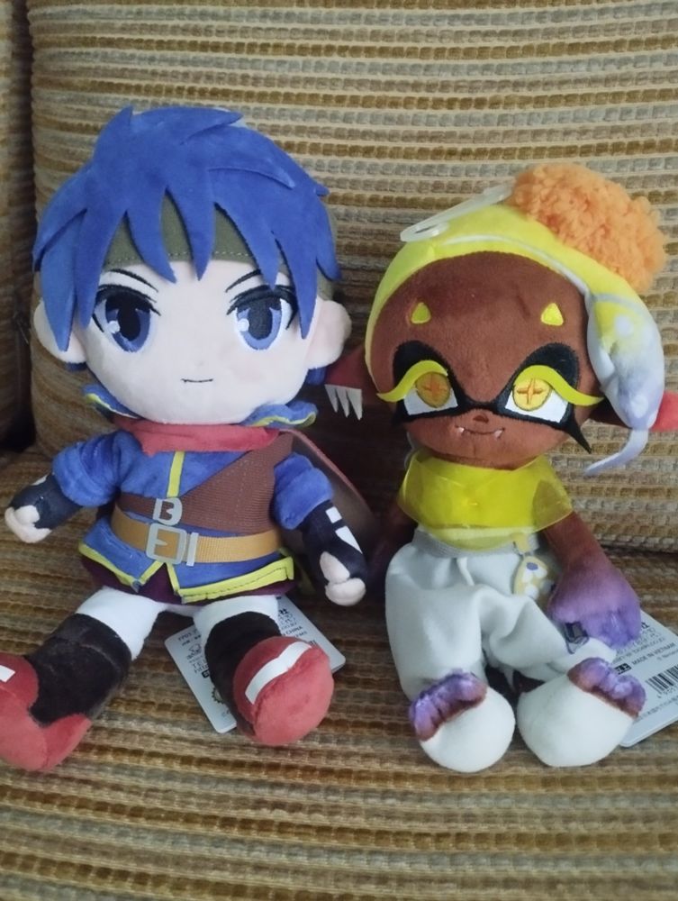 A photo of a Frye from splatoon and Ike from Fire Emblem plushies.