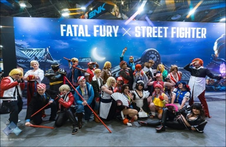SNK cosplayers from Fatal Fury, The King of Fighters, and Samurai Shodown posing for a group picture 