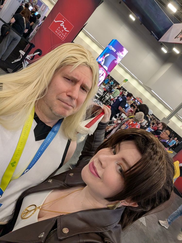 Andy Bogard and Mai Shiranui cosplayers posing 