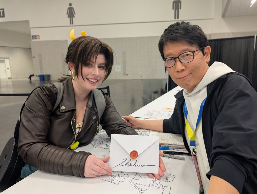 Gin cosplaying as Mai Shiranui posing with Shinkiro.