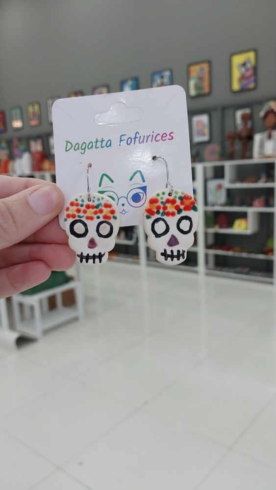 Brinco no formato da caveira mexicana feito todo a mão com Polymer Clay 