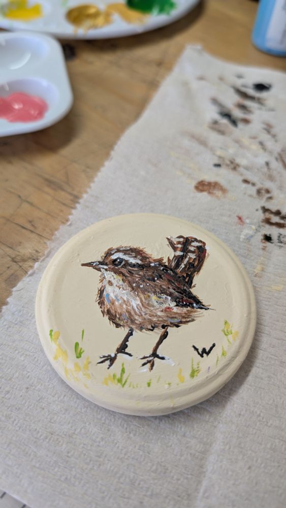 painting of a small brown bird on a jar lid