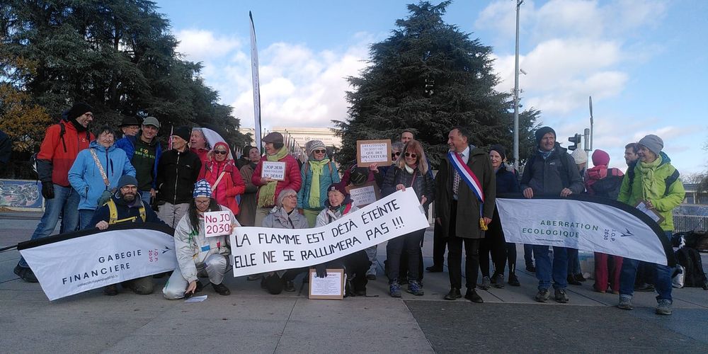Manifestants devant le palais des nations à Genève pour dénoncer le déni démocratique autour du projet d'accueil des jeux olympiques dans les Alpes françaises en 2030
